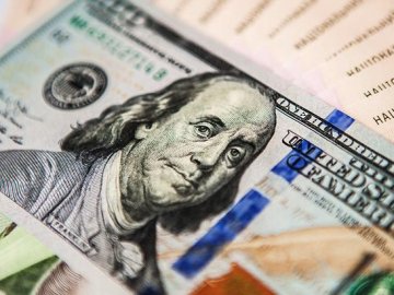 Гривня продовжує падати: чого чекати від курсу долара у січні