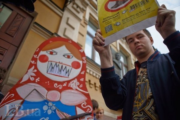 У Києві пікетували компанію, яка видає штрих-коди. ФОТО