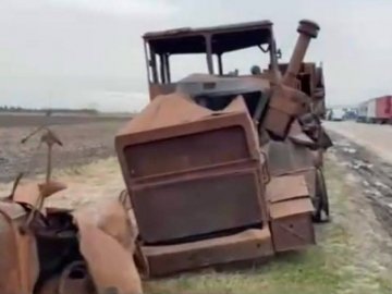 Українські фермери привезли на кордон з Польщею знищену росіянами техніку