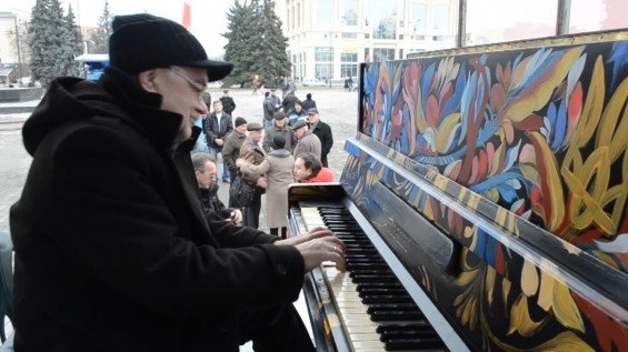 У Луцьку грали на революційному піаніно. ФОТО. ВІДЕО