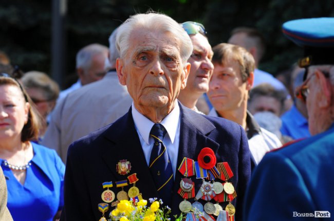 З маками і трояндами: у Луцьку відзначили річницю перемоги над нацизмом. ФОТО