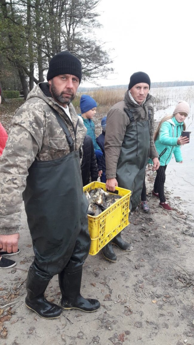 В озеро у Шацькому районі випустили майже тонну риби. ФОТО
