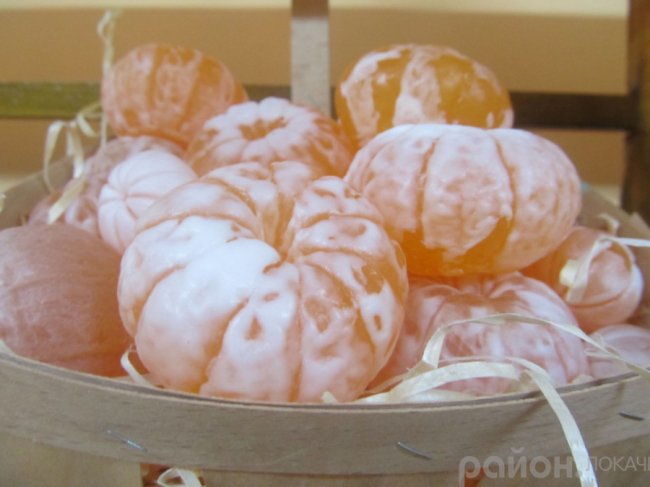 Волинянка варить та продає оригінальне мило