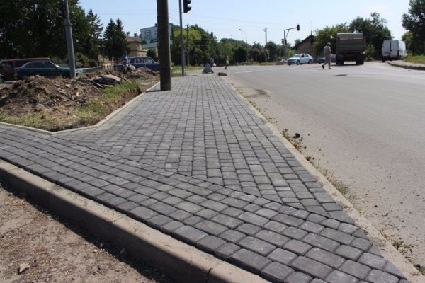 У Луцьку триває ремонт доріг та тротуарів. ФОТО