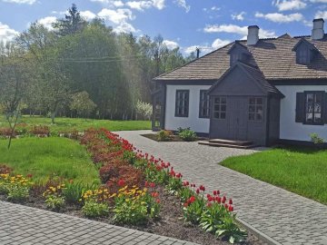 У будинку Косачів на Волині після реставрації знову ремонтують стіни