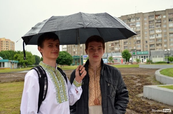 Луцькі націоналісти відзначили День героїв маршем у сильну зливу. ФОТО