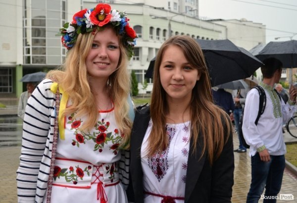 Луцькі націоналісти відзначили День героїв маршем у сильну зливу. ФОТО