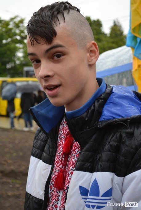 Луцькі націоналісти відзначили День героїв маршем у сильну зливу. ФОТО