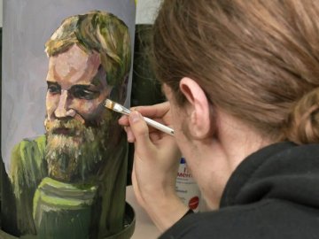 Все заради ЗСУ: луцькі студенти розфарбовують трофеї для благодійних аукціонів