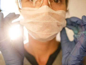 Зеленський обіцяє підняти медикам зарплати