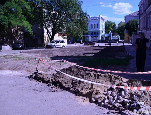 У сквері, в центрі Луцька, знайшли людські рештки. ФОТО