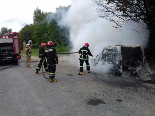 Машина загорілася на ходу: на Рівненщині посеред траси палав Renault. ФОТО