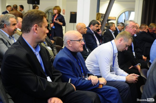 У синьому костюмі - Генеральний директор ПрАТ «Луцький ДБК» Руслан Вайман 