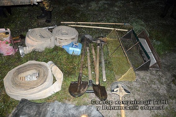 На Волині виявили автомобіль із реманентом для видобутку бурштину. ФОТО