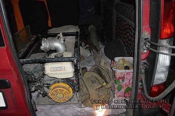 На Волині виявили автомобіль із реманентом для видобутку бурштину. ФОТО