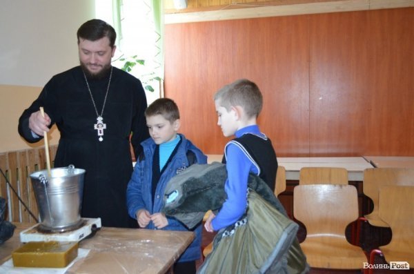 У Луцьку дітей навчали, як власноруч робити великодню свічку. ФОТО