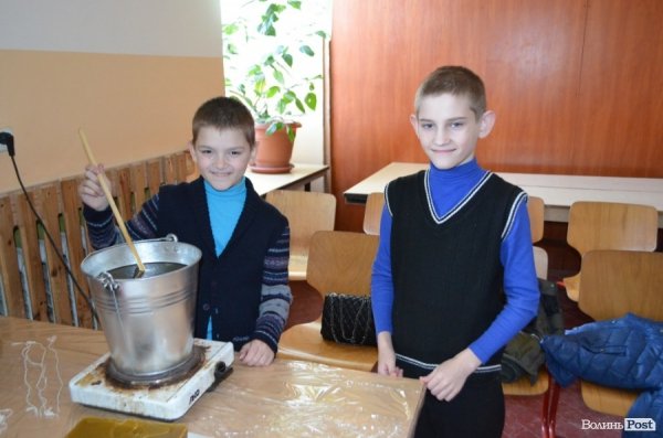 У Луцьку дітей навчали, як власноруч робити великодню свічку. ФОТО