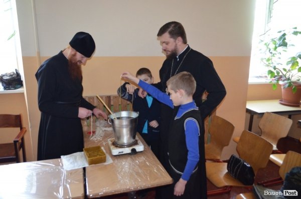 У Луцьку дітей навчали, як власноруч робити великодню свічку. ФОТО