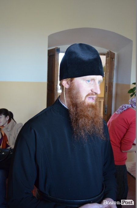 У Луцьку дітей навчали, як власноруч робити великодню свічку. ФОТО