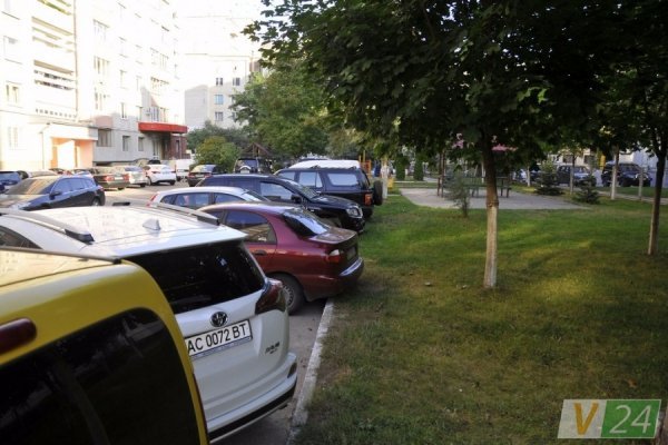 «Автоколапс» у луцьких дворах