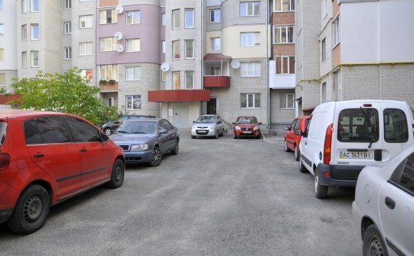 «Автоколапс» у луцьких дворах