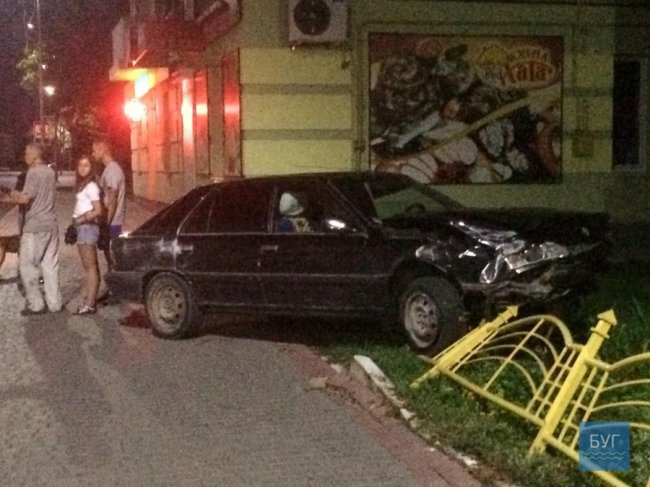 На Волині автівка вилетіла з дороги та знесла огорожу. ФОТО. ОНОВЛЕНО