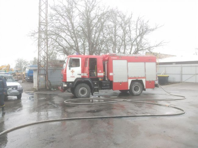 У Рівному посеред білого дня згоріла автівка. ФОТО