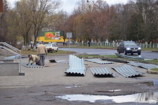 Зірваний з луцького кафе дах вже ставлять на місце. ФОТО 
