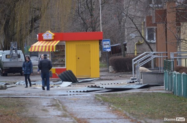 Зірваний з луцького кафе дах вже ставлять на місце. ФОТО 