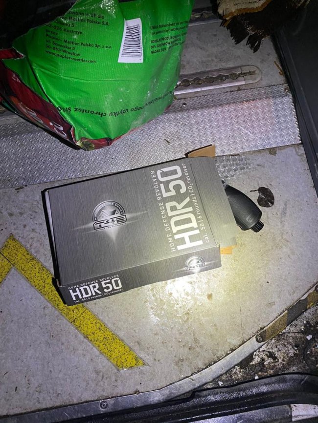 На «Ягодині» митники вилучили у чоловіка пістолет