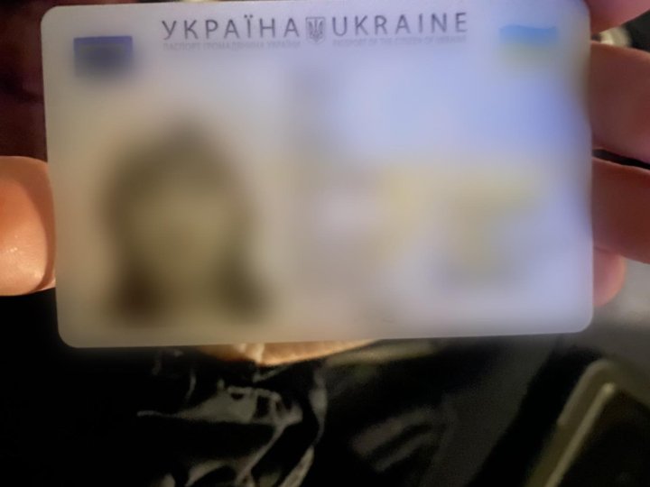Згуба знайшла свою власницю: у Луцьку патрульні повернули паспорт жінці