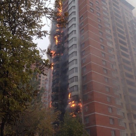 У Донецьку горить багатоповерхівка. ФОТО. ВІДЕО