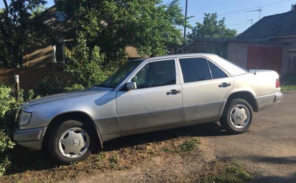 У Луцьку нетверезий водій на Mercedes збив стовп. ФОТО