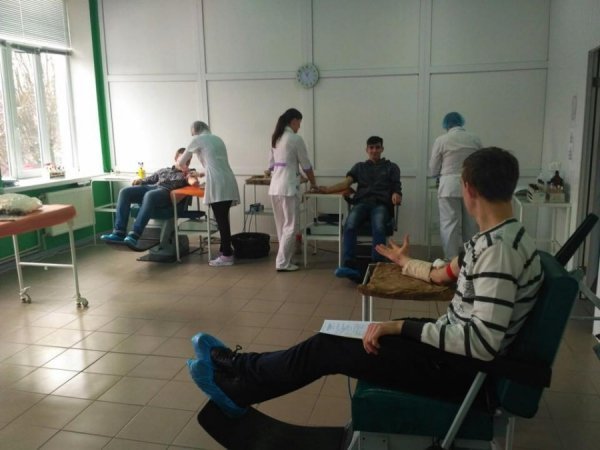 Семінаристи здали кров для хлопця, якого збили на Дубнівській