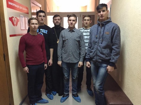 Семінаристи здали кров для хлопця, якого збили на Дубнівській