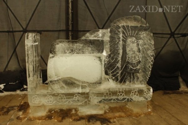 Майстер з Луцька створив льодову скульптуру. ФОТО