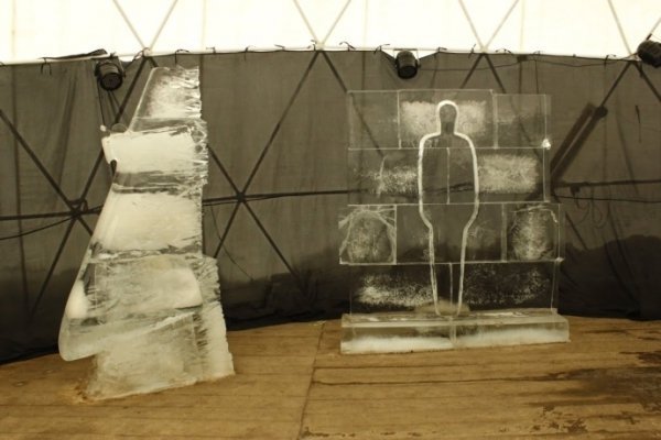 Майстер з Луцька створив льодову скульптуру. ФОТО