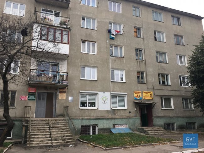 Жахливий сморід і відра з фекаліями: у гуртожитку на Волині страждають від сусіда-п'яниці. ФОТО