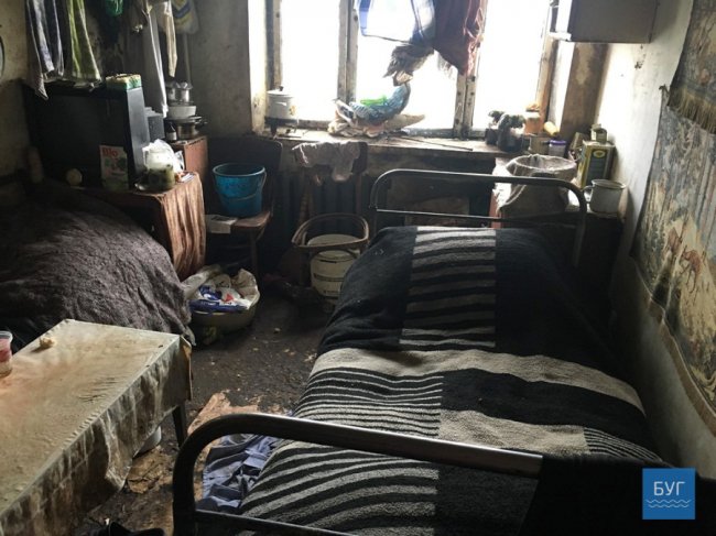 Жахливий сморід і відра з фекаліями: у гуртожитку на Волині страждають від сусіда-п'яниці. ФОТО