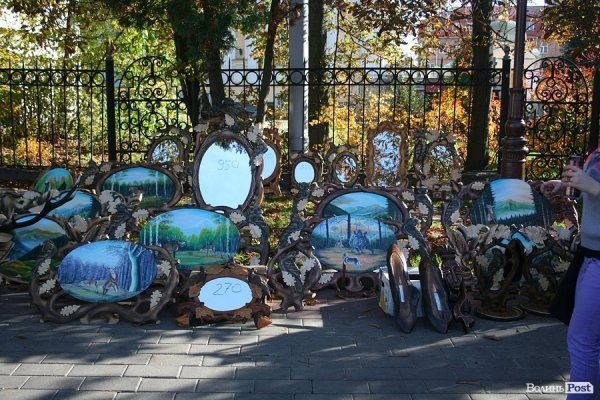 У Луцьку  роздавали борщ під наглядом охорони. ФОТО