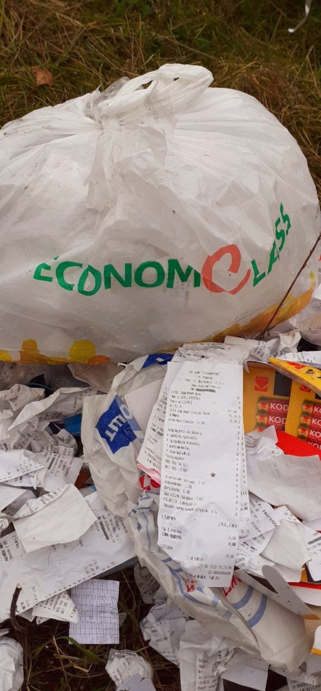 На Волині магазин секонд-хенду викинув гори взуття і одягу просто на узбіччя. ВІДЕО