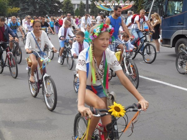 У Володимирі-Волинському до Дня міста пройшов «Велопробіг у вишиванках». ФОТО