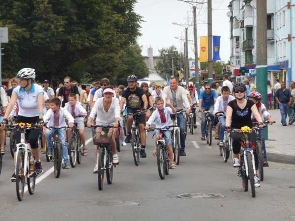 У Володимирі-Волинському до Дня міста пройшов «Велопробіг у вишиванках». ФОТО