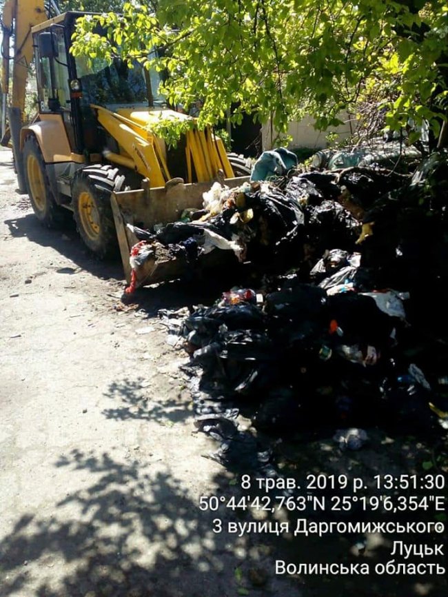 У Луцьку муніципали знесли декілька аварійних сараїв та паркан