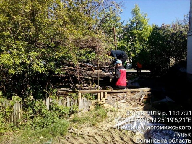 У Луцьку муніципали знесли декілька аварійних сараїв та паркан