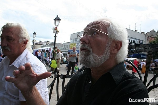 У Луцьку – скандал через пам’ятник відомому поетові. ФОТО. ВІДЕО