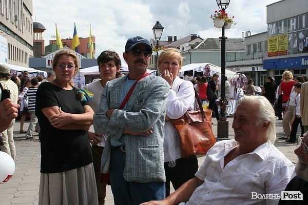 У Луцьку – скандал через пам’ятник відомому поетові. ФОТО. ВІДЕО