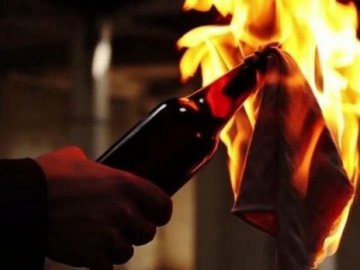 На Волині у приватний двір кинули «коктейль Молотова»