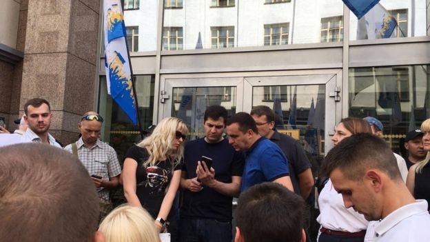 Під Радою – яйця і дим: вимагають зняття недоторканості