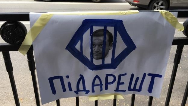 Під Радою – яйця і дим: вимагають зняття недоторканості